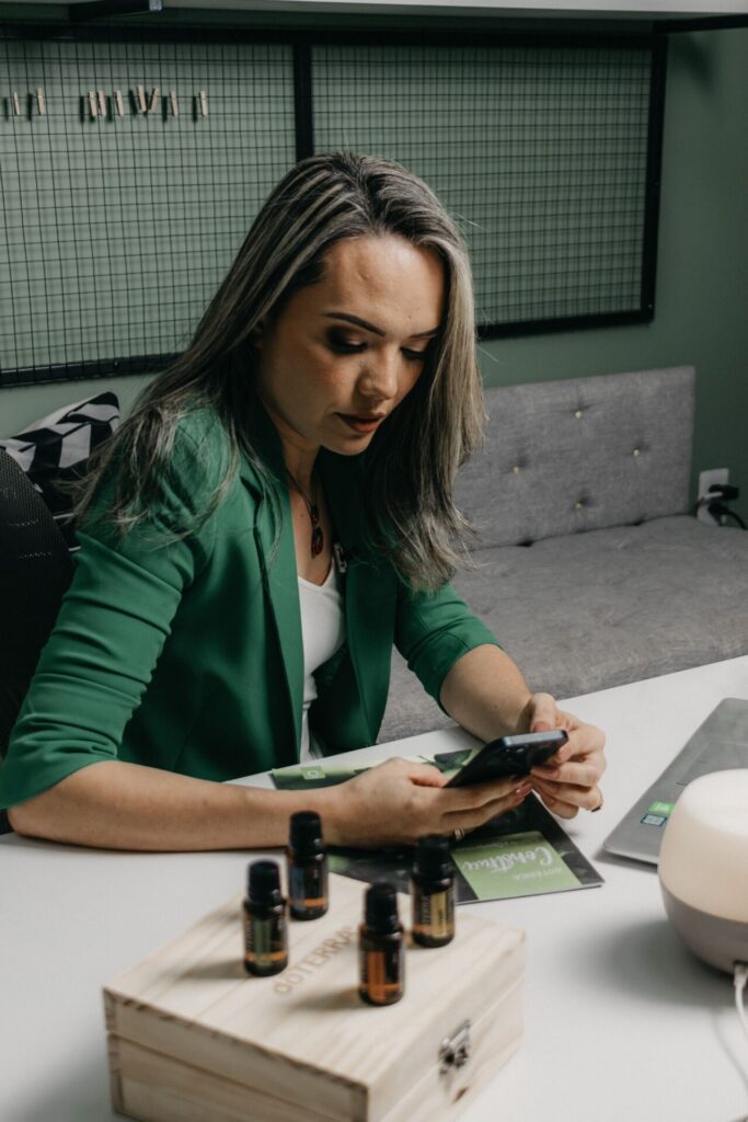 pexels photo 16846871 16846871 žena používajúca esenciálne oleje v každodennom živote